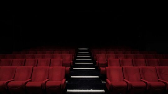 L&rsquo;évasion par la scène : découvrez le pouvoir du théâtre